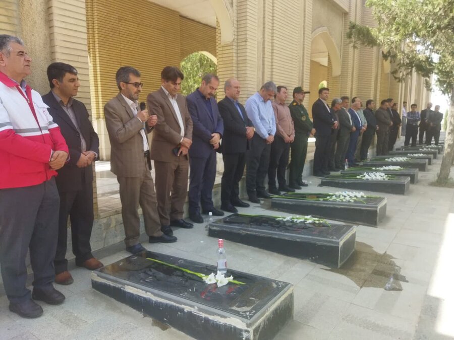 غبارروبی و عطرافشانی گلزار شهدای سنندج در سالروز آزادسازی خرمشهر