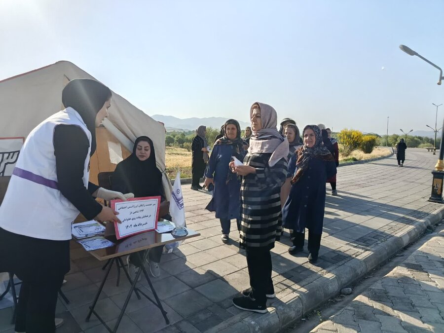 پخش بروشور توسط کارشناسان اورژانس اجتماعی در مبادی ورودی شهرستان شاهین دژ پخش بروشور توسط کارشناسان اورژانس اجتماعی در مبادی ورودی شهرستان شاهین دژ
