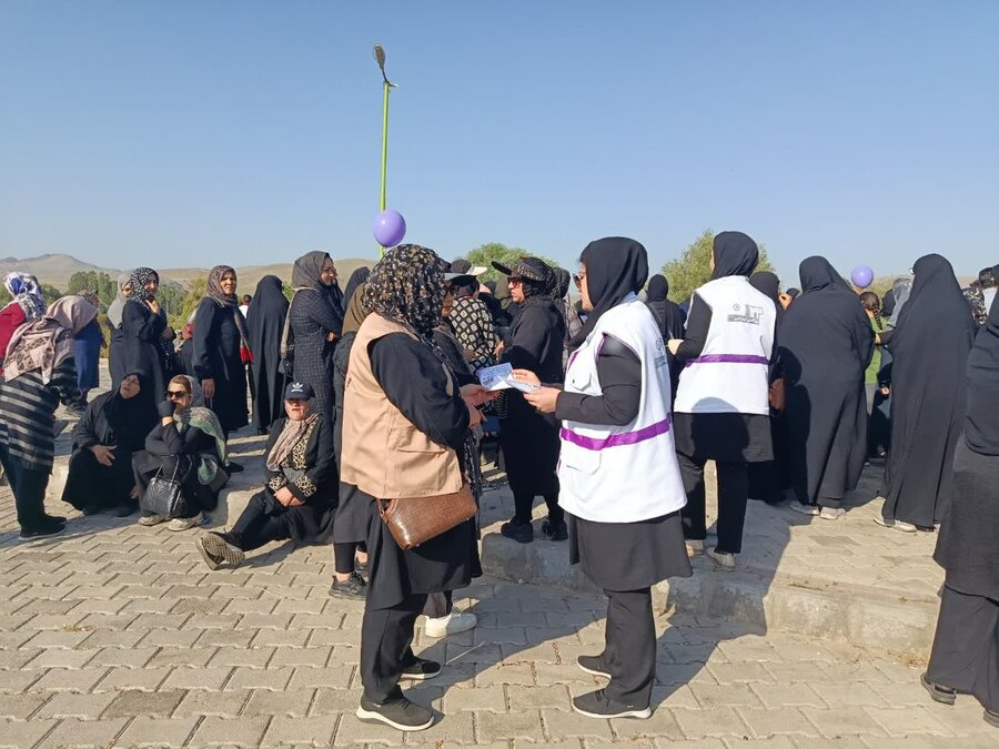 پخش بروشور توسط کارشناسان اورژانس اجتماعی در مبادی ورودی شهرستان شاهین دژ