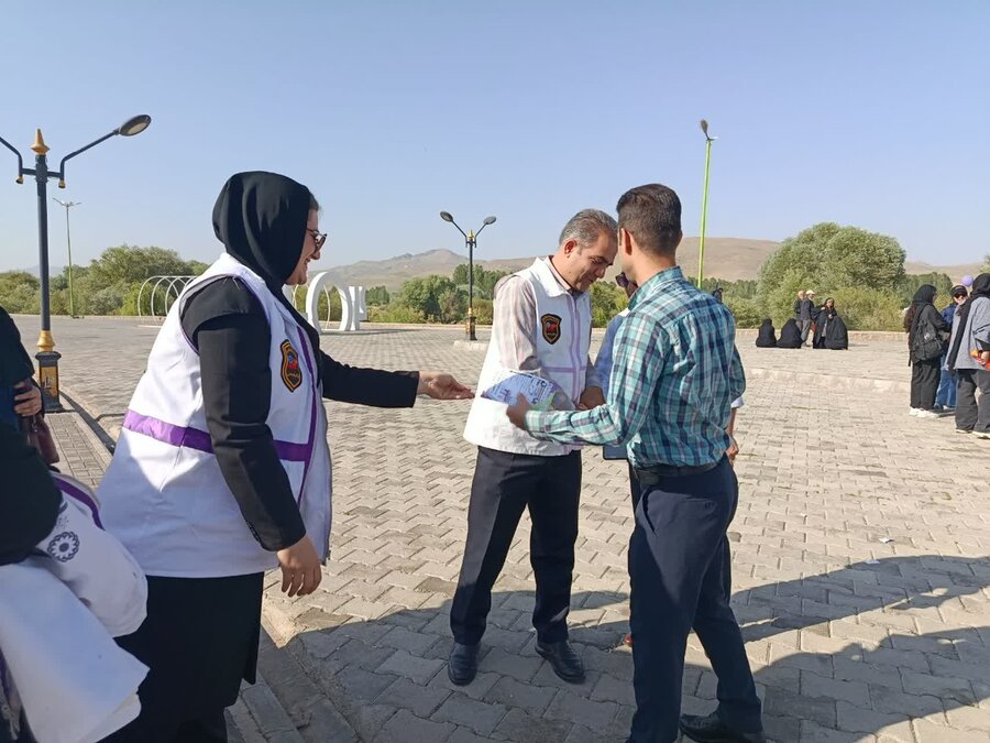 پخش بروشور توسط کارشناسان اورژانس اجتماعی در مبادی ورودی شهرستان شاهین دژ