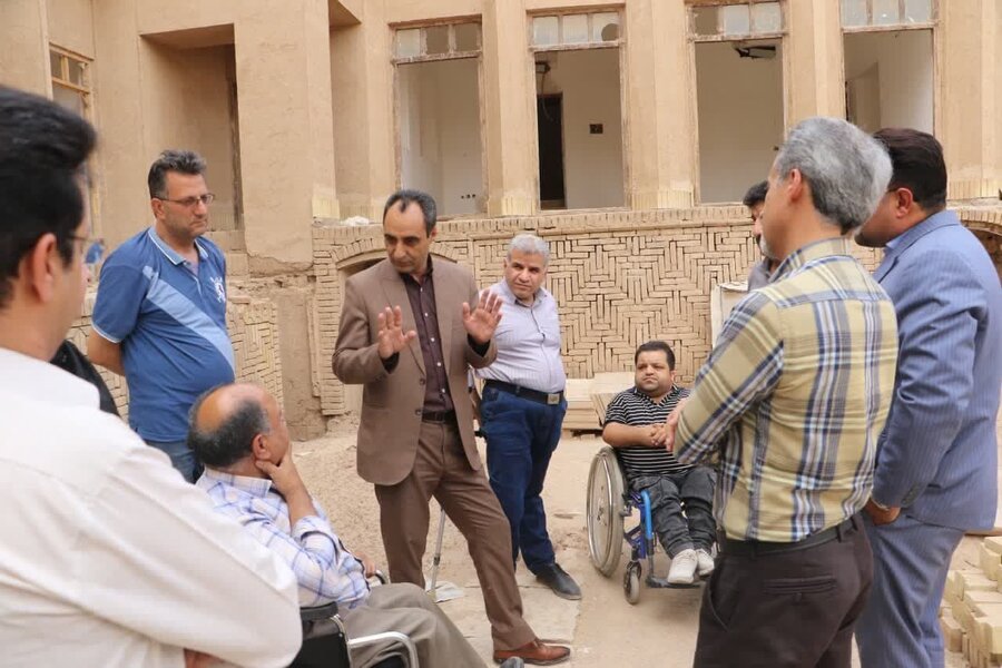 بازدید مدیرکل بهزیستی یزد از مجموعه سنتی در حال بازسازی جامعه معلولین استان