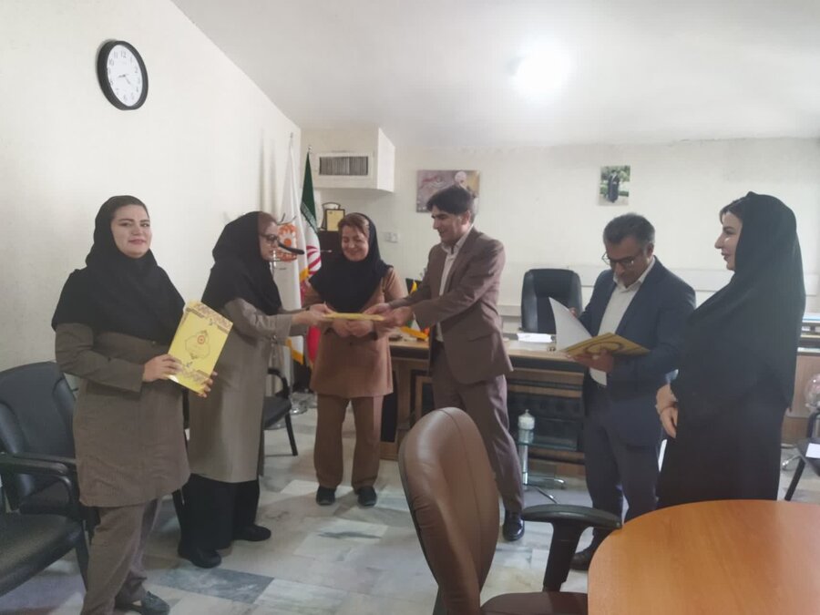 سنندج | تجلیل از مسئول فنی و کارشناس مرکز مثبت زندگی عباس‌آباد