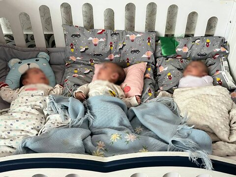 گزارش تصویری|بازدید مدیرکل بهزیستی فارس از منزل خانواده دارای فرزند سه قلو