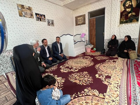 گزارش تصویری|بازدید مدیرکل بهزیستی فارس از منزل خانواده دارای فرزند سه قلو