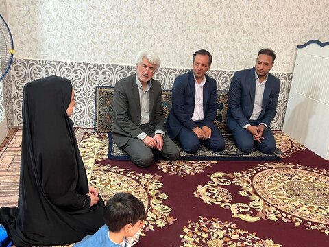 گزارش تصویری|بازدید مدیرکل بهزیستی فارس از منزل خانواده دارای فرزند سه قلو
