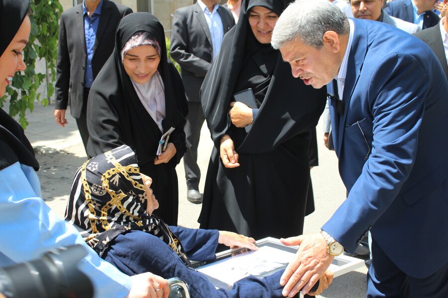 دیدار رئیس سازمان بهزیستی کشور با مادر شهید بهنام محمدی در آسایشگاه کهریزک