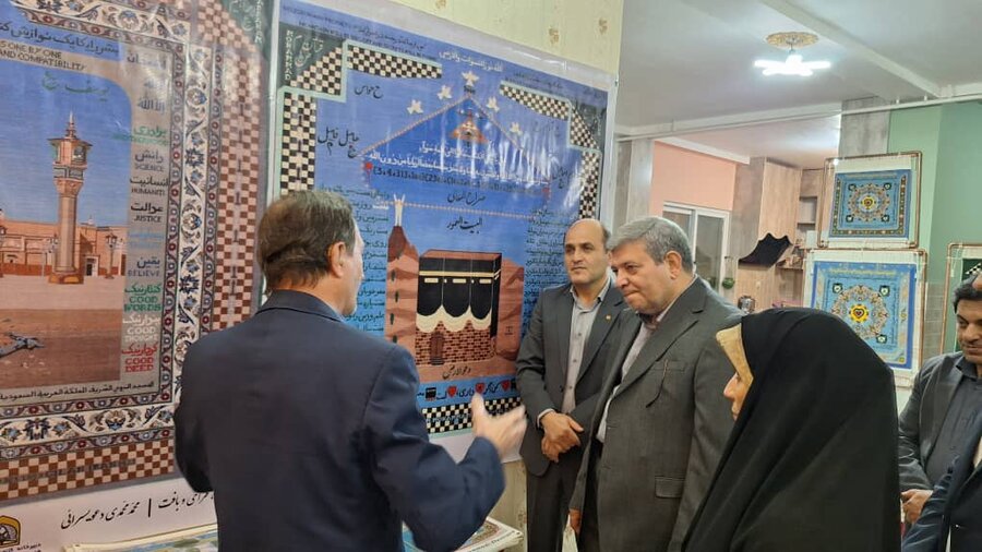 رییس سازمان بهزیستی کشور کنار دار قالی هنرمند ناشنوا نشست