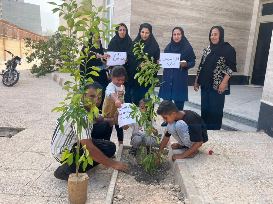 عسلویه | کاشت نهال به دست دوقلوهای تحت حمایت بهزیستی عسلویه به مناسبت روز جهانی جمعیت