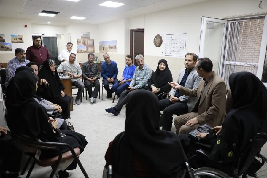نشست انجمن حمایت از معلولین شهرستان اردکان با حضور مدیرکل بهزیستی استان