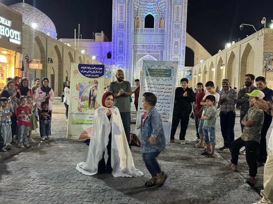 برگزاری دوره آموزشی «پیش از ازدواج» همراه با تئاتر خیابانی در یزد برگزاری دوره آموزشی «پیش از ازدواج» همراه با تئاتر خیابانی در یزد