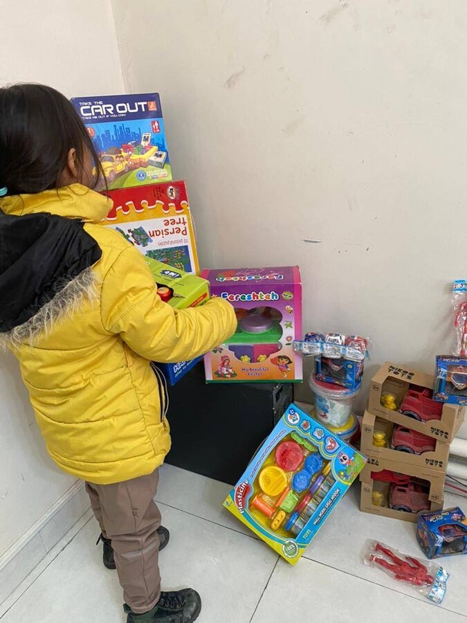 شهرستان تهران | ایجاد شادی و نشاط با اهدای اسباب‌بازی به کودکان تحت حمایت مرکز حر