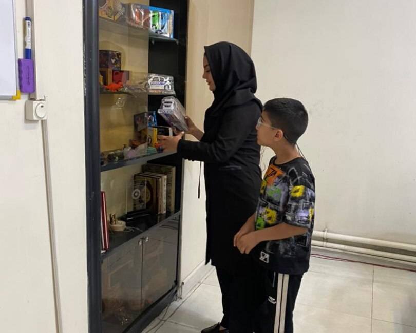 شهرستان تهران | ایجاد شادی و نشاط با اهدای اسباب‌بازی به کودکان تحت حمایت مرکز حر