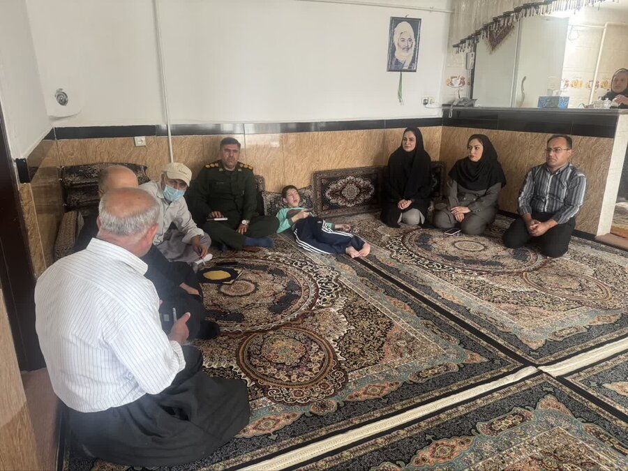 مریوان | فرمانده بسیج ادارات کردستان با خانواده معلولین تحت پوشش بهزیستی دیدار کرد