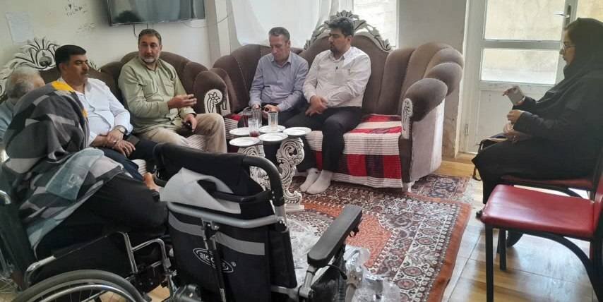 اهدای یک دستگاه ویلچر برقی توسط بسیج سازندگی سپاه پاسداران به یکی از توانخواهان تحت پوشش بهزیستی میاندوآب