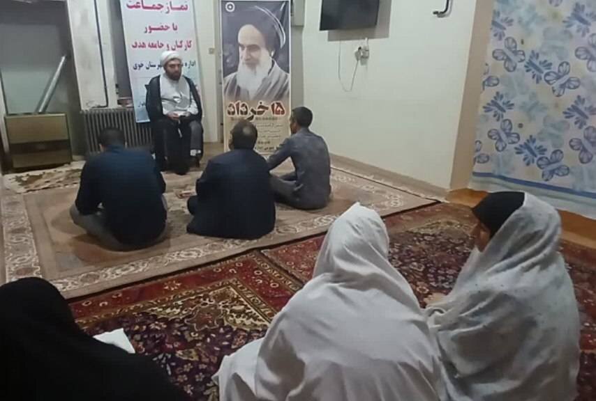 برگزاری حلقه شجره طیبه صالحین با موضوع تبیین شخصیت امام خمینی (ره) و قیام ۱۵ خرداد در بهزیستی خوی