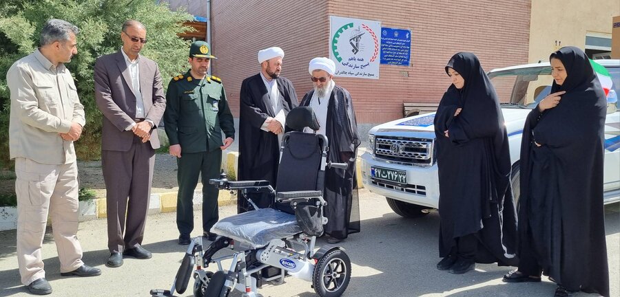تحویل ویلچر برقی به معلول تحت حمایت بهزیستی چالدران توسط بسیج سازندگی سپاه پاسداران شهرستان