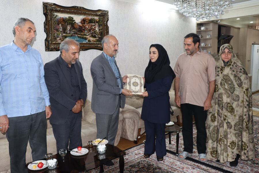دیدار سرپرست اداره کل بهزیستی استان مرکزی با خانواده معظم شهید شریفی به مناسبت سالروز آزادسازی خرمشهر