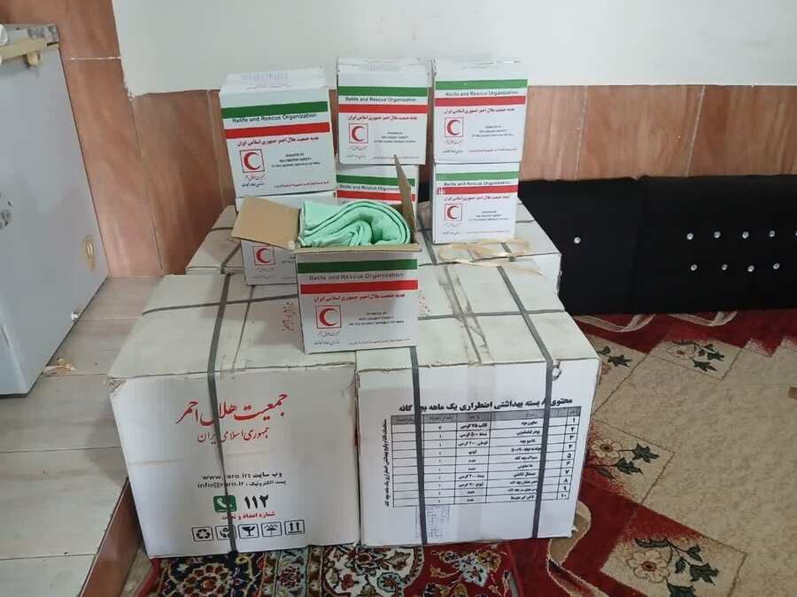 تنگستان| اهدا بسته‌های بهداشتی هلال احمر به مددجویان تحت پوشش بهزیستی تنگستان