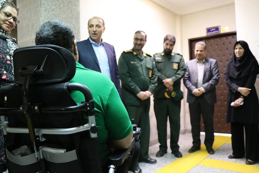 اهدای ۵ دستگاه ویلچر برقی به توانخواهان ارومیه با مشارکت سپاه پاسداران و بهزیستی استان