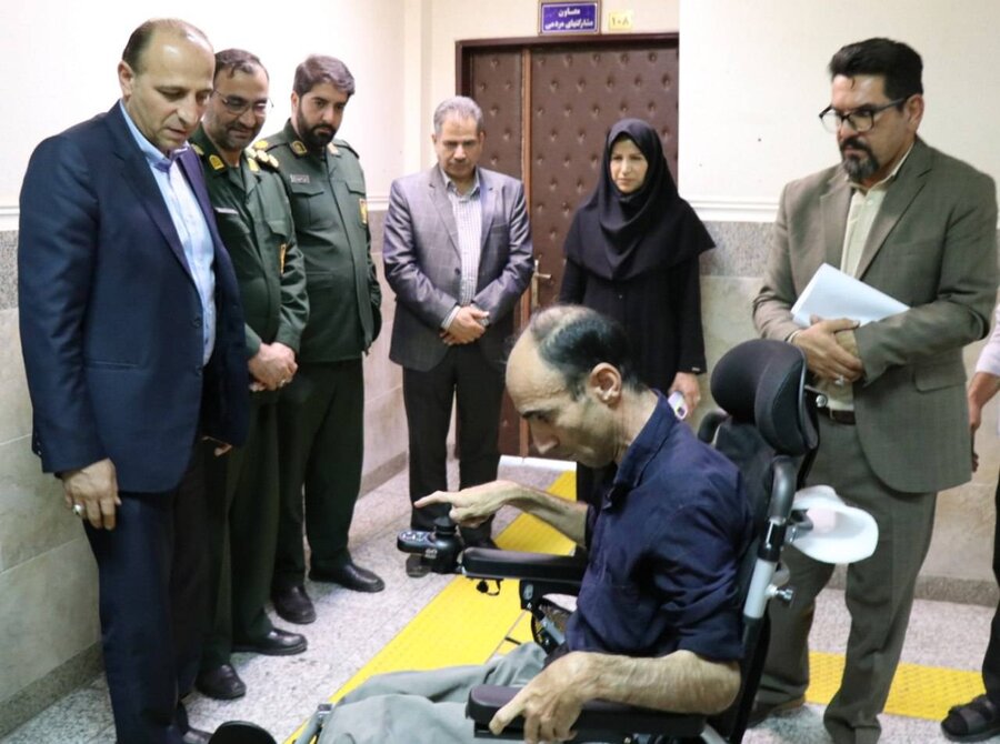 اهدای ۵ دستگاه ویلچر برقی به توانخواهان ارومیه با مشارکت سپاه پاسداران و بهزیستی استان