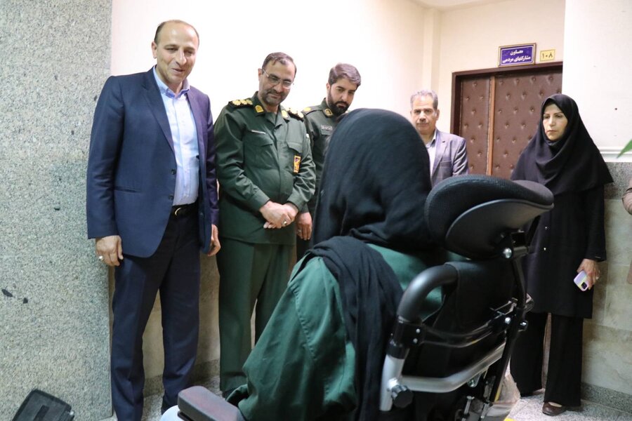 اهدای ۵ دستگاه ویلچر برقی به توانخواهان ارومیه با مشارکت سپاه پاسداران و بهزیستی استان