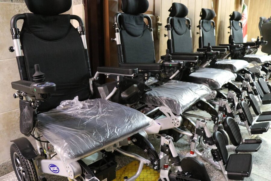 اهدای ۵ دستگاه ویلچر برقی به توانخواهان ارومیه با مشارکت سپاه پاسداران و بهزیستی استان