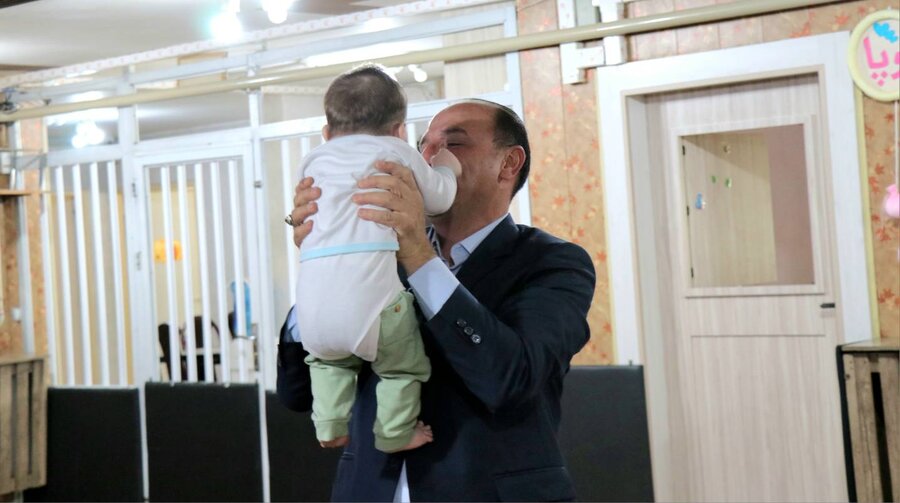 مدیرکل بهزیستی آذربایجان‌غربی با فرزندان شیرخوارگاه مهر عید قربان را جشن گرفت