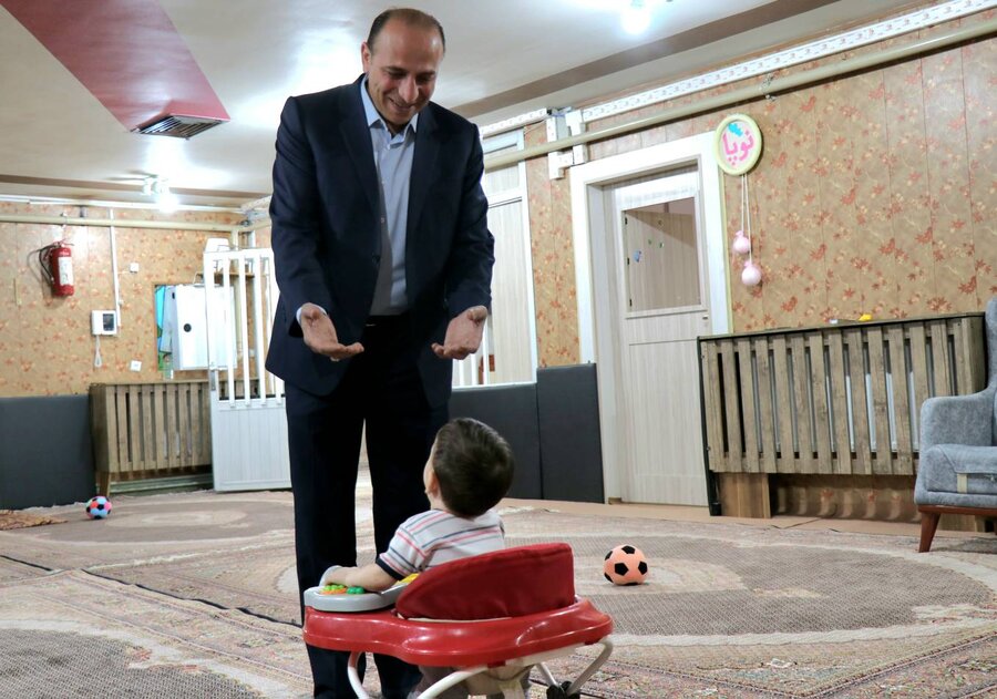 مدیرکل بهزیستی آذربایجان‌غربی با فرزندان شیرخوارگاه مهر عید قربان را جشن گرفت