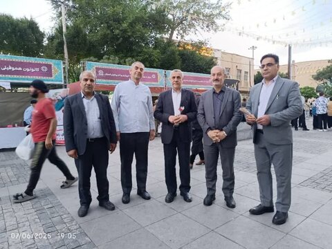 گزارش تصویری همدلی در دهه ولایت؛ بازدید مسئولان از دستاوردهای مددجویان نابینا و کم بینایان در جشنواره صنایع دستی اراک