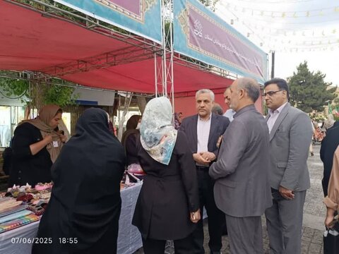 گزارش تصویری همدلی در دهه ولایت؛ بازدید مسئولان از دستاوردهای مددجویان نابینا و کم بینایان در جشنواره صنایع دستی اراک