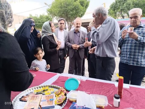 گزارش تصویری همدلی در دهه ولایت؛ بازدید مسئولان از دستاوردهای مددجویان نابینا و کم بینایان در جشنواره صنایع دستی اراک