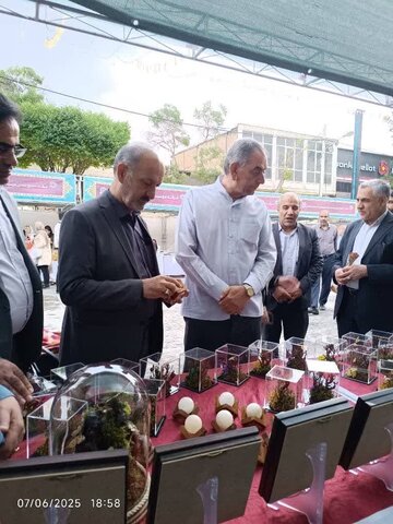 گزارش تصویری همدلی در دهه ولایت؛ بازدید مسئولان از دستاوردهای مددجویان نابینا و کم بینایان در جشنواره صنایع دستی اراک