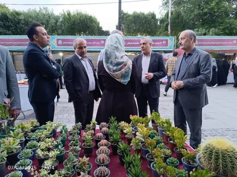 گزارش تصویری همدلی در دهه ولایت؛ بازدید مسئولان از دستاوردهای مددجویان نابینا و کم بینایان در جشنواره صنایع دستی اراک