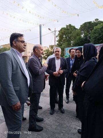 گزارش تصویری همدلی در دهه ولایت؛ بازدید مسئولان از دستاوردهای مددجویان نابینا و کم بینایان در جشنواره صنایع دستی اراک