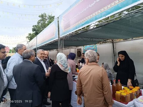 گزارش تصویری همدلی در دهه ولایت؛ بازدید مسئولان از دستاوردهای مددجویان نابینا و کم بینایان در جشنواره صنایع دستی اراک