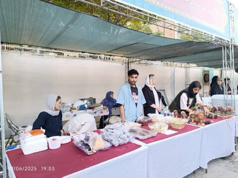 گزارش تصویری همدلی در دهه ولایت؛ بازدید مسئولان از دستاوردهای مددجویان نابینا و کم بینایان در جشنواره صنایع دستی اراک