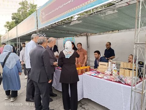 گزارش تصویری همدلی در دهه ولایت؛ بازدید مسئولان از دستاوردهای مددجویان نابینا و کم بینایان در جشنواره صنایع دستی اراک