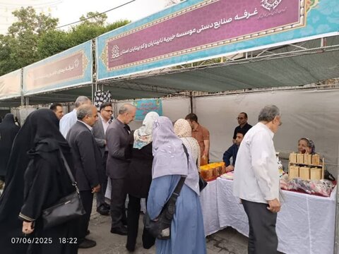 گزارش تصویری همدلی در دهه ولایت؛ بازدید مسئولان از دستاوردهای مددجویان نابینا و کم بینایان در جشنواره صنایع دستی اراک