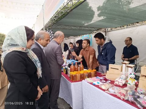 گزارش تصویری همدلی در دهه ولایت؛ بازدید مسئولان از دستاوردهای مددجویان نابینا و کم بینایان در جشنواره صنایع دستی اراک