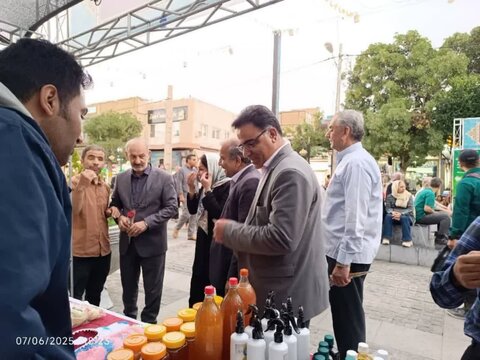 گزارش تصویری همدلی در دهه ولایت؛ بازدید مسئولان از دستاوردهای مددجویان نابینا و کم بینایان در جشنواره صنایع دستی اراک