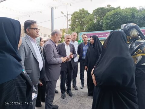 گزارش تصویری همدلی در دهه ولایت؛ بازدید مسئولان از دستاوردهای مددجویان نابینا و کم بینایان در جشنواره صنایع دستی اراک