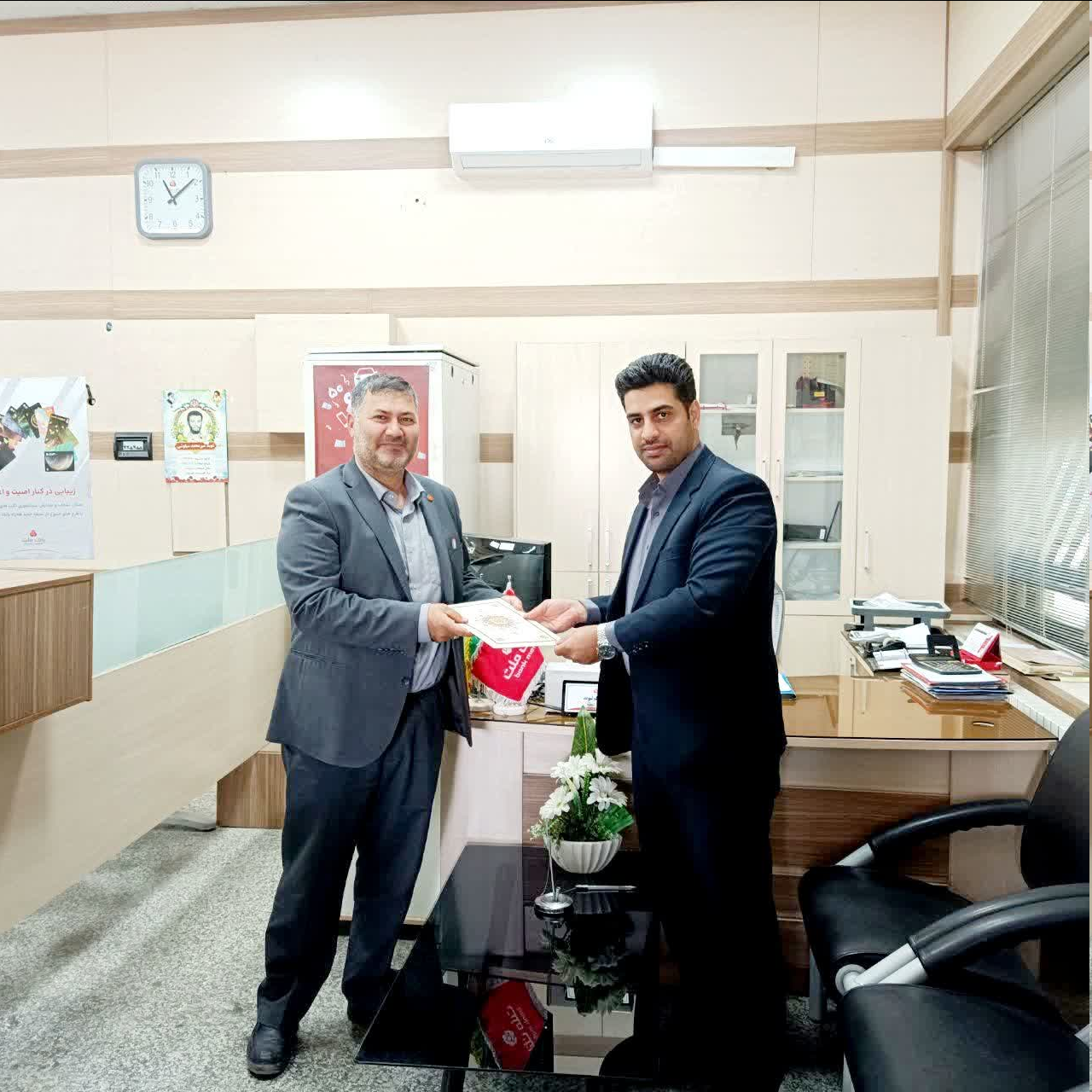 باحضور رئیس بهزیستی شهرستان نهاوند، از بانکهای عامل منتخب پرداخت کننده تسهیلات به مددجویان بهزیستی در سال گذشته، تقدیر بعمل آمد