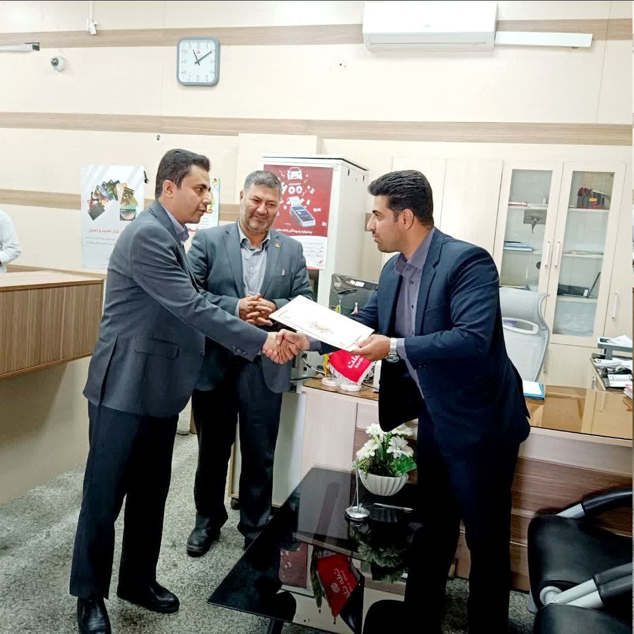 باحضور رئیس بهزیستی شهرستان نهاوند، از بانکهای عامل منتخب پرداخت کننده تسهیلات به مددجویان بهزیستی در سال گذشته، تقدیر بعمل آمد