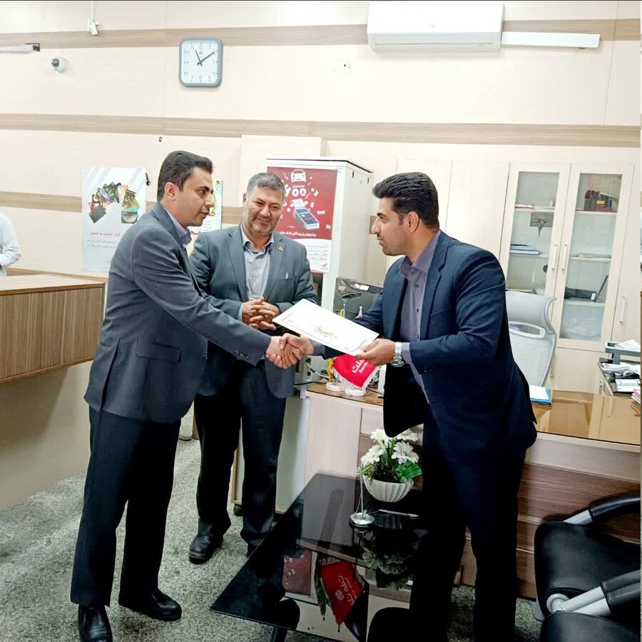  باحضور رئیس بهزیستی شهرستان نهاوند، از بانکهای عامل منتخب پرداخت کننده تسهیلات به مددجویان بهزیستی در سال گذشته، تقدیر بعمل آمد