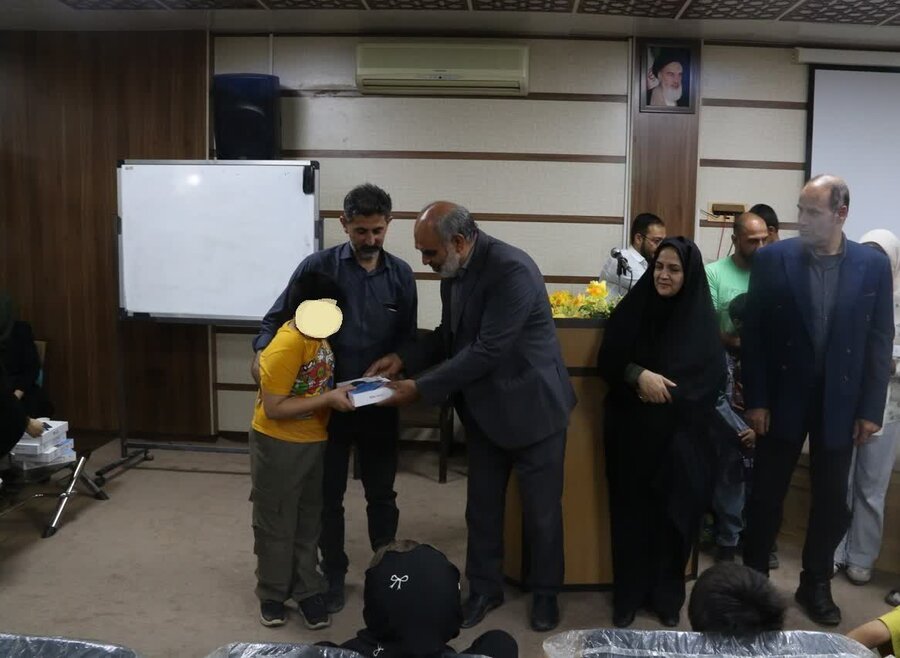 توزیع ۵۰ عدد تبلت بین کودکان دارای معلولیت قمی