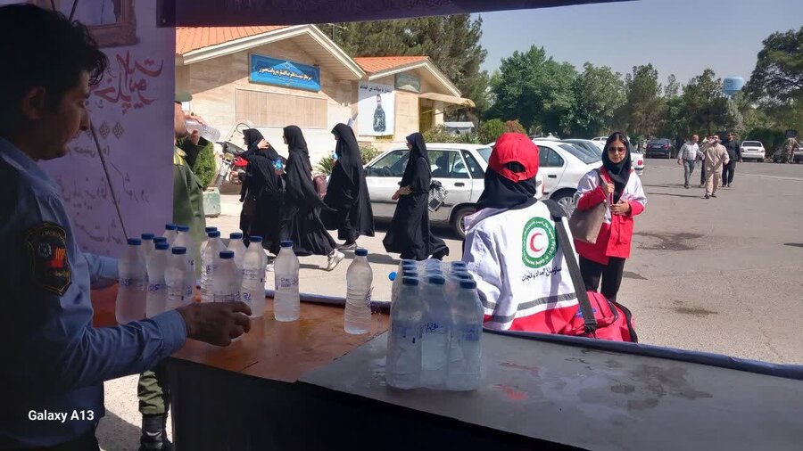 برپایی ایستگاه صلواتی بهزیستی استان تهران در مسیر زائران حرم امام خمینی (ره)