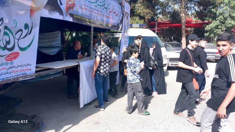 برپایی ایستگاه صلواتی بهزیستی استان تهران در مسیر زائران حرم امام خمینی (ره)