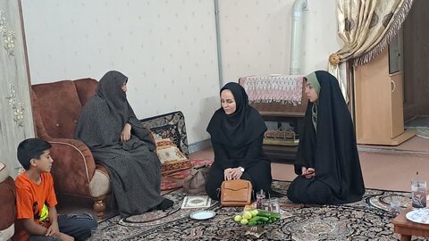دیدار رئیس بهزیستی و فرزندان مرکز نگهداری «آغوش مهربان منجی» با خانواده شهید سید غلامرضا میرسلیمی به مناسبت عید غدیر خم