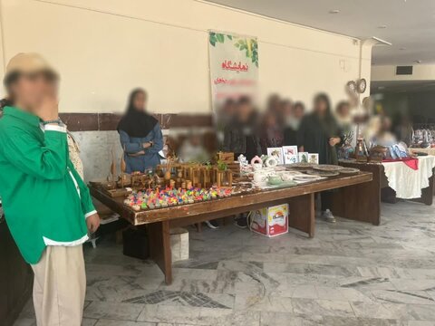 مایشگاه دستاوردهای معلولین مرکز حرفه آموزی دختران کیمیا در فرهنگسرای امام علی (ع) برگزار شد