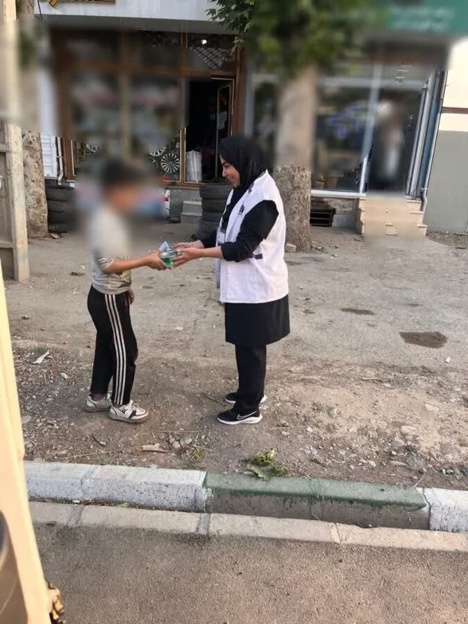 گشت زنی در سطح شهر توسط تیم سیار اورژانس اجتماعی در راستای شناسایی کودکان کار و حمایت آگاهانه
